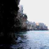 A Polignano la scogliera si fa a strapiombo raggiungendo anche i 20 metri di altezza: ai suoi piedi si aprono numerose e profonde grotte marine